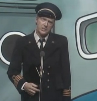 André in steward-uniform als gezagvoerder Van Staveren in de Arie Beukers-sketch.