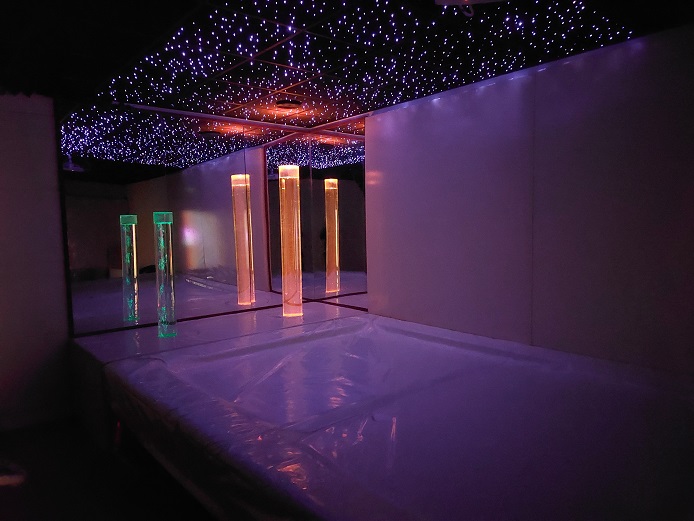 Waterbed met Sterrenhemel en twee Bubble Units ('t Mankement). De kamer is verduisterd; de Bubble Units en Sterrenhemel brengen licht.