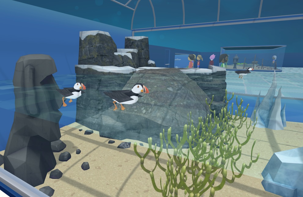 Een 'Polar Dome' waarin drie Papegaaiduikers op het water dobberen.