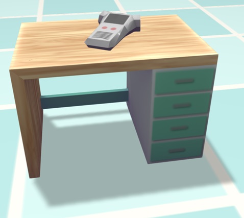 Een houten bureau met vier lades aan de rechterkant. Op het bureau ligt de Dictafoon.