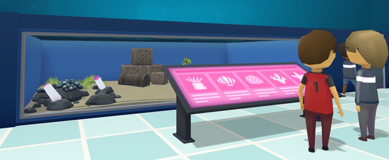 Voor een Muur-Aquarium gevuld met Coco Worms staat een roze Invertebrate Poster. Het is een brede poster met afbeeldingen van (van links naar rechts): een Anemoon, een Schelp, een Hersenkoraal, een Zacht Koraal en een Zeester. Drie Bezoekers wandelen voorbij.