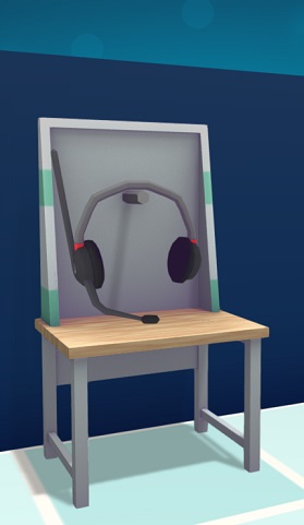 Op een kastje staat een verticale houten plank, waaraan een koptelefoon-met-ingebouwde-microfoon-en-antenne hangt.