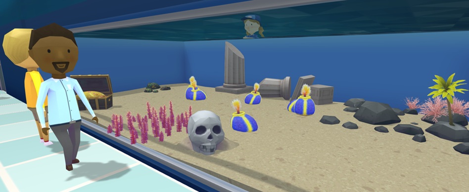 Twee Bezoekers staan links voor een Muur-Aquarium met zes Royal Sea Apples: blauwe, bolle Zeekomkommers met gele strepen, en bovenaan een uitstekende 'pluim' om voedsel mee te verzamelen. De meest linkse Bezoeker bekijkt het Aquarium, terwijl de andere Bezoeker eerder voorbijwandelt. In het Aquarium liggen ook Griekse Gebroken Zuilen, een Schedel, een Open Schatkist en diverse Planten en Rotsen.