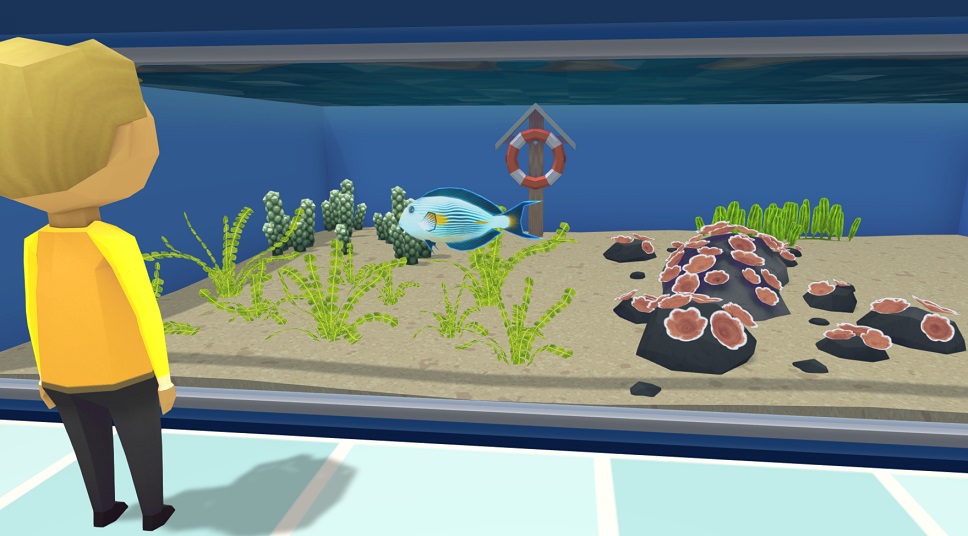 Een Rode Zee Doktersvis in zijn Aquarium. Het is een lichtblauwe Vis met donkerblauwe, horizontale strepen op het lichaam, en hier en daar een gele vlek. Het Aquarium is gevuld met vele Planten en een Reddingsboei ter versiering.