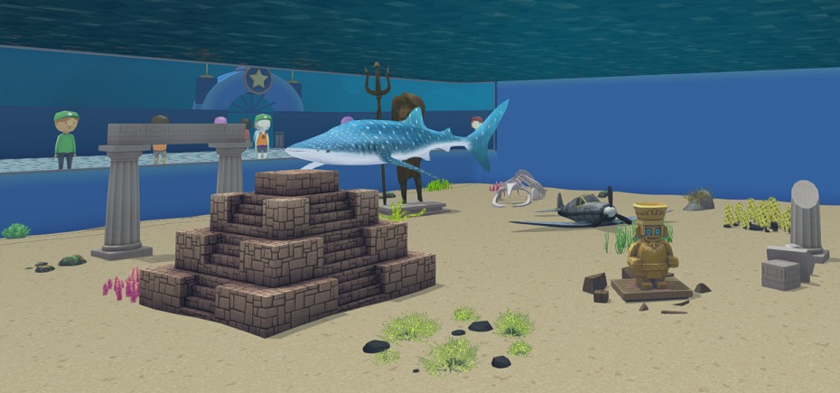 Een Walvishaai in zijn (enorme) Aquarium. De Haai heeft een witte buik en blauwe rug met witte vlekken. Bezoekers staan links achter het Aquarium en bekijken de Walvishaai.