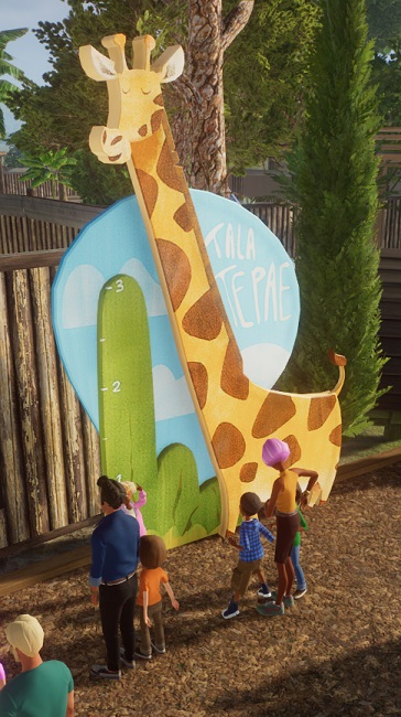 Een houten paneel in de vorm van een Giraffe, die rechts naast een Cactus staat. Op de Cactus is de lengtemeter aangebracht. Op het ronde, blauwe paneel achter de Giraffe staat de Planco tekst 'Tala Tepae'. Bezoekers staan voor de installatie.