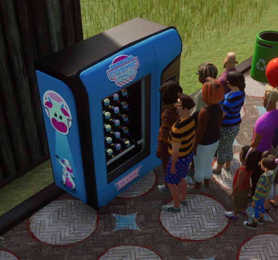 Vogelperspectief van een Cosmic Cow Ice Cream-automaat: een blauw apparaat met doorzichtige voorkant, waardoor diverse rijen met gevulde ijsbekers te zien zijn. Boven die doorzichtige ruimte staat het Cosmic Cow-logo. Op de zijkant staan twee afbeeldingen van de Cosmic Cow-mascotte: bovenaan een vooraanzicht van het gezicht, onderaan een totaalbeeld. De bedieningsknoppen zitten rechts aan de voorkant. Bezoekers staan in rij voor de automaat. Linksachter staat een houten Verblijfsmuur. Rechtsachter staat een groene Recycling-vuilnisbak.