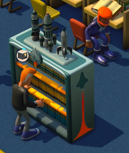 Vogelperspectief van een Cosmic Expansion Bookcase. Het is een lichtblauw Boekenrek met drie verschillende miniatuur-ruimteraketten erbovenop gestapeld. De zijkant heeft een pictogram van een opstijgende space shuttle. Het rek staat vol boeken; een Student staat links voor de Boekenkast en zoekt iets op tijdens een Huiswerk-opdracht. Rechtsboven staat een Astronaut-Student net op van een 'Cubicle'; een opengeslagen boek ligt voor hem/haar.
