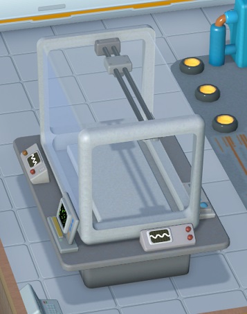 Vogelperspectief van een Development Station. Het Object ziet eruit als een 3D-printer, met bovenaan een enorme glazen 'print-bak', waarin bovenaan een printkop op verschuifbare rails aangebracht werd. Onder de 'bak' staat de balkvormige voet, met diverse displays en bedieningspanelen. Twee displays tonen een horizontale, golvende witte lijn.