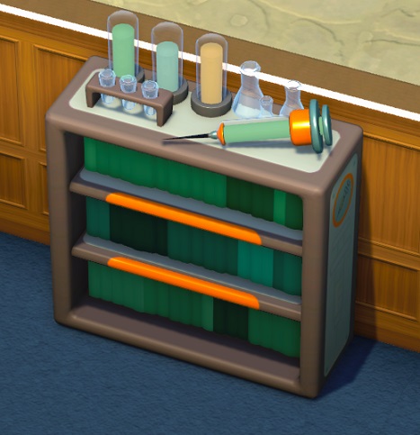Vogelperspectief van een Injection Bookcase in de Bibliotheek. Het is een grijze Boekenkast met drie schappen; de schappen zijn gevuld met groene en groengrijze boeken. De twee bovenste schappen dragen een oranje markering in het midden. Bovenop de Boekenkast staan links drie gevulde tubes, en drie proefbuisjes in een houten houder. Rechts liggen vooraan een enorme injectiespuit en achteraan drie erlenmeyers van verschillende groottes.