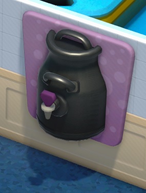 Aan de muur hangt een halve, zwarte melkkan gevuld met milkshake, en een kraantje op de voorkant.