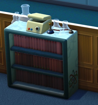 Vogelperspectief van een Scientography Bookcase in een Bib. Het is een lichtblauw Boekenrek met drie schappen vol boeken-met-Bordeaux-rode-kaft. Onderaan op de zijkanten staat het zwarte atoomlogo van Bungle. Bovenop het Boekenrek liggen links drie erlenmeyers, middenin een wit, doosvormig apparaatje met een draaiknop en twee lichtjes, en rechts weer drie erlenmeyers en een bunsenbrander.