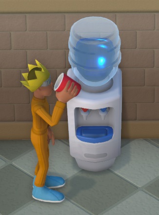 Vogelperspectief van een Water Cooler-drinktoestel met bovenaan het ronde waterreservoir en onderaan links de rode kraan voor warm water; rechts daarvan de blauwe kraan voor koud water. Een Student staat links voor de Water Cooler een bekertje water te drinken. Hij draagt een geel kroontje, gekocht bij een Winter Kiosk.