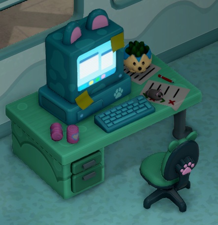 Op een blauwgroen bureau staan een computer en schrijfgerief. De computer heeft twee oren bovenaan op het scherm; het schrijfgerief is opgeborgen in een potje, vormgegeven als een Blue Hedgehog.