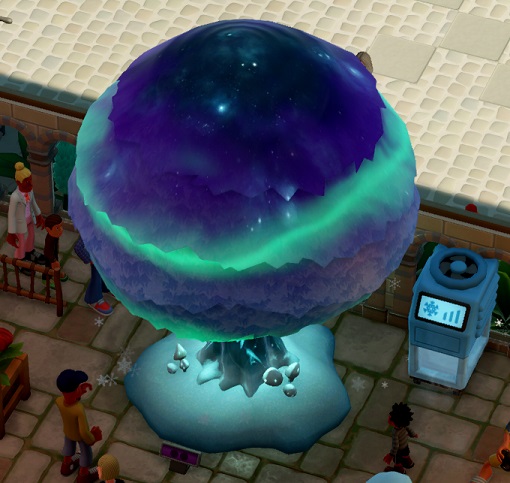 De Aurora Arborealis is een enorme blauwbevroren boom, waarin het licht op Noorderlichtactige manier verspreid wordt. Verschillende Bezoekers bekijken de boom, met een Koeler aan de rechterkant.