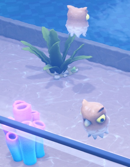 Twee Beach Owls. De ene kijkt achterwaarts en is wat vervormd door het wateroppervlak, de andere kijkt naar voren. De Beach Owl ziet eruit als een uil, compleet met snavel, en veren als 'tentakels'.