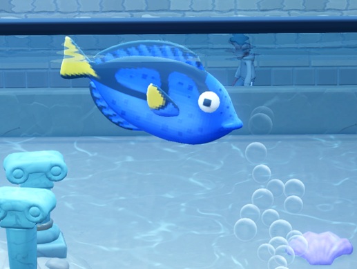 Een Blue Tang zwemt in zijn Aquarium, terwijl achter het Aquarium een Bezoeker passeert. De Vis is donkerblauw met zwarte accenten, en een gele staartvin. Rechtsonder ligt een schelp op de bodem; bubbels stijgen rechts op.