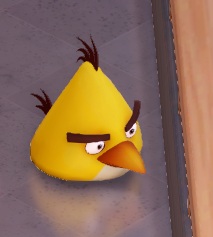 Chuck (van de 'Angry Birds'-franchise) ziet eruit als een gele 'kegel' met een oranje bek, een witte onderkant en twee booskijkende ogen.