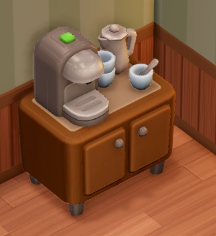 Een kastje met een koffiezet erbovenop, naast enkele kopjes en een kannetje. In één kopje zit een lepel.