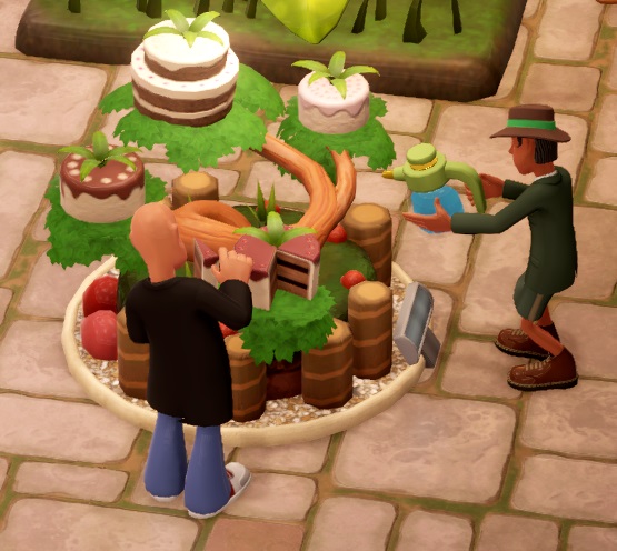 Een Botanisch Expert geeft water aan een 'Cake Plant', door middel van een verstuiver. Vóór de Plant staat een Bezoeker; de Expert staat aan de rechterkant.