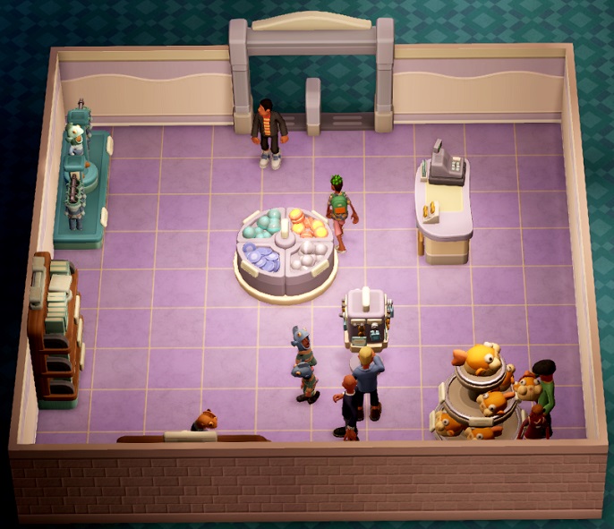 Bovenaanzicht van een Souvenirwinkel. Twee Kinderen lopen in een gekochte 'onesie' rond, terwijl rechtsonderaan een Bezoeker een 'plushie' neemt. Enkele Bezoekers lopen rond in de winkel en de dienstdoende Assistent staat helemaal rechtsonder.