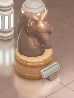Een metalen standbeeld van een paardenhoofd, met een oorbel in het rechteroor. Het paard bedekt zijn ogen met een hoef. Achter het standbeeld staan enkele versieringen met een Ruimtethema.