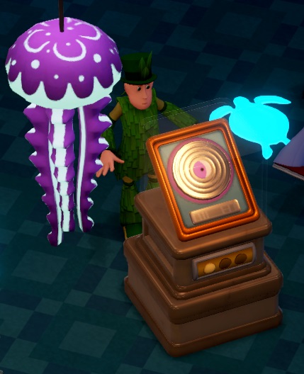 Een Botany Enthusiast kijkt verbaasd naar een Gouden Plaat van Jasmine Odyssey. De Plaat staat op een voetstuk. Links hangt een lamp in de vorm van een kwal aan het plafond.