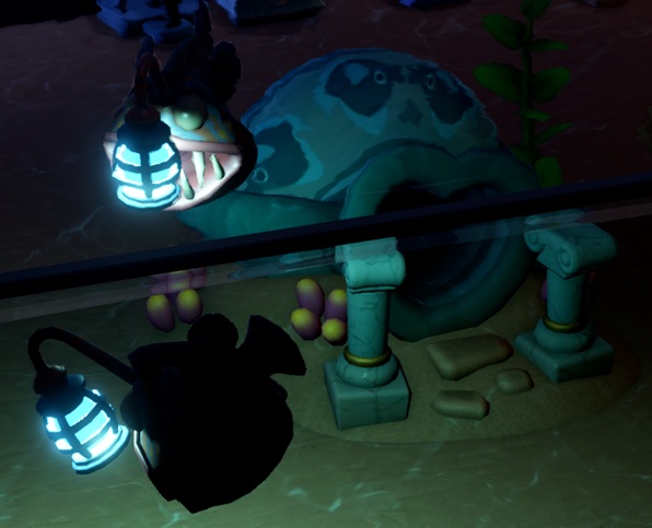Twee Lantern Fishes zwemmen rond. Hun lantaarns lichten op in de duisternis. Op de achtergrond is een Egg Cup te zien.
