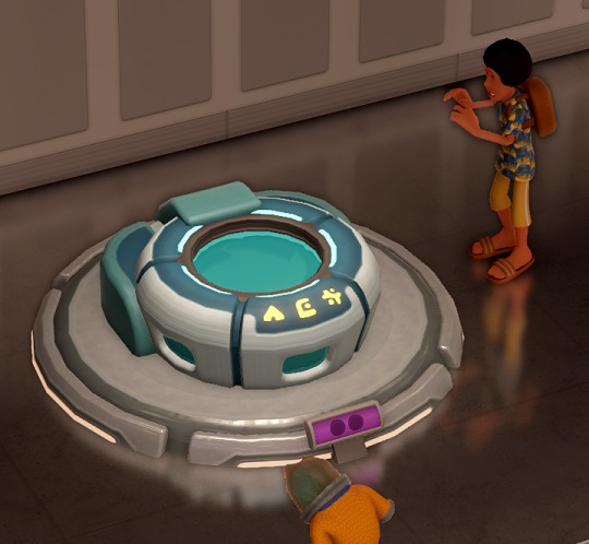 De Pedi-Pond-Anomalie is een rond mini-podium, onderverdeeld in vijf delen. Het midddengedeelte is 'open' en straalt een lichtblauw licht uit. Rechts kijkt een Toerist verschrikt toe.