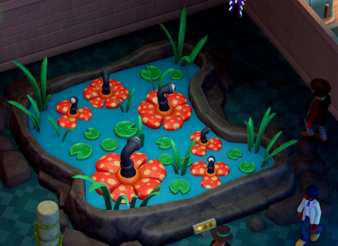 Op een vijvertje drijven zes bloemen. Vanuit het hart van elke bloem duikt een duikbootperiscoop omhoog. In het glas van de periscoop is een oog zichtbaar. Twee Bezoekers lopen langs het geheel.