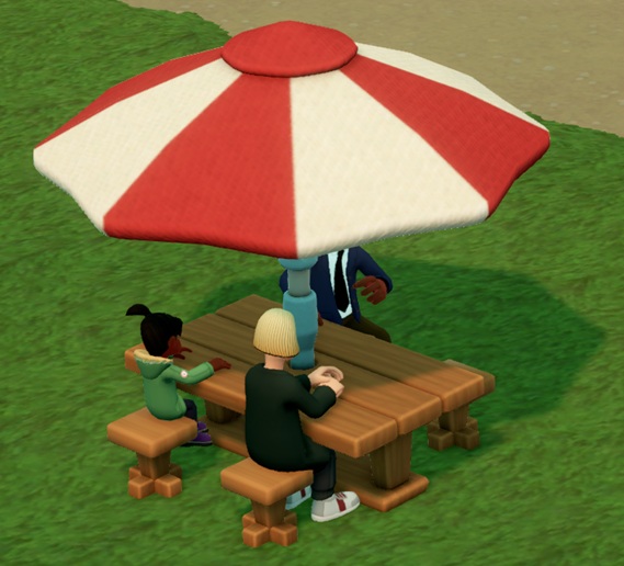 Een driedelig gezin zit aan een houten Picknicktafel. Vooraan zit links de dochter en rechts de mama met de rug naar ons. Het gezicht van de papa wordt afgeblokt door een roodwitte parasol.