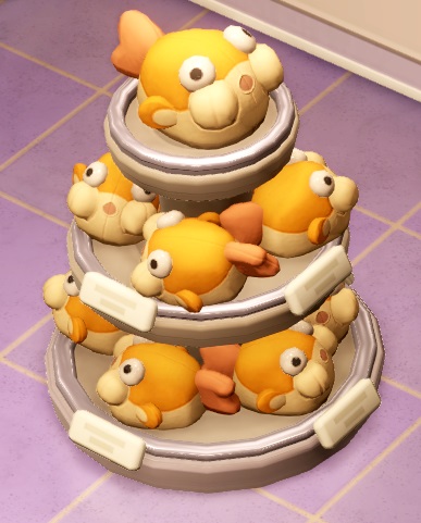 Een Plushie Stand bestaat uit een driedelige 'piramide' van schappen met knuffeldieren erop. Deze Plushie Stand bevat knuffels in de vorm van een Floating Fish.