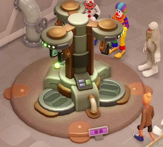 De Robo Charge-Master II ziet er nagenoeg identiek uit als zijn voorganger. Enkel een extra buis die van het bedieningspaneel naar de grond loopt, maakt een verschil. Rechts zijn twee Clowns, een Yeti en een gewone Bezoeker zichtbaar.