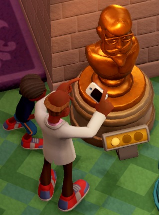 Een blinkend Borstbeeld van Roderick Cushion wordt gefotografeerd door een Bezoeker. Een Kind kijkt toe van links.