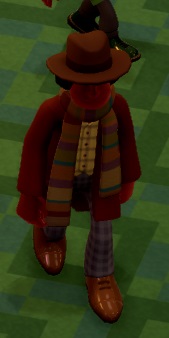 Een Supernatural Enthusiast, gekleed in lange jas, sjaal en hoed, loopt door het Museum.