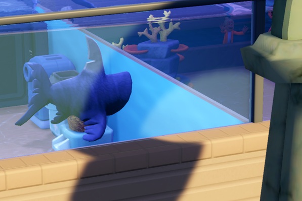 Een Swim Reaper, met een soort 'kap' over de kop en ingekeepte vinnen, zwemt in de schaduw van een Wetlantische pilaar (rechts op de foto gedeeltelijk te zien).
