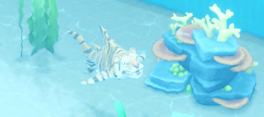 Een Tiger Shark zwemt tussen een plant en een rots-met-koraal. De haai heeft een tijgerkop en is zwart/oranje gestreept. Het beeld ziet er wat troebel uit omdat de foto doorheen het wateroppervlak werd gemaakt.