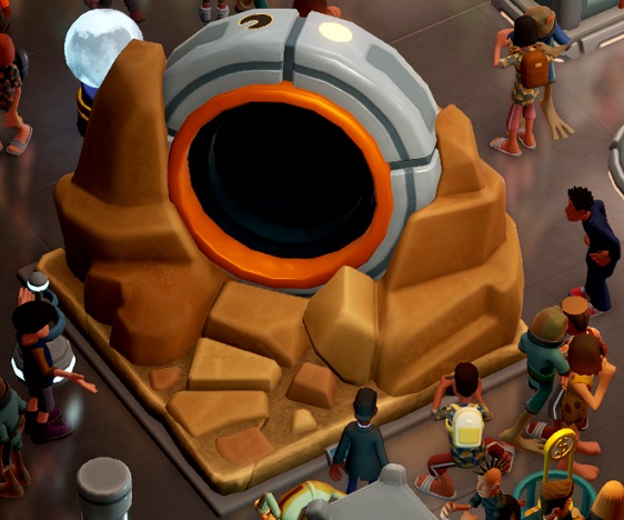 Het Time Portal is een enorme metalen ring, ingebed in steen. Vele Bezoekers (waaronder een Hobewoner) lopen rond het Time Portal; links geeft een Bezoeker door middel van lichaamstaal te kennen, dat hij er niets van begrijpt.