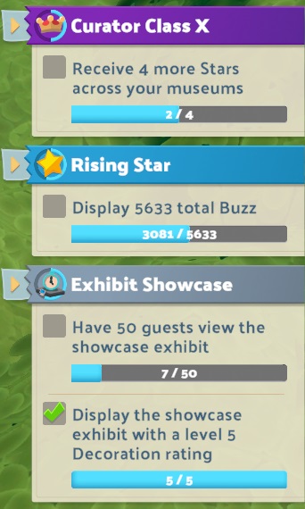 Drie Uitdagingen zoals ze aan de rechterkant verschijnen tijdens het spelen: bovenaan de Curator Class-uitdaging (vier sterren verzamelen), middenin een Sterdoel (5633 Buzz tonen) en onderaan een Speluitdaging ('uitwisselstuk').