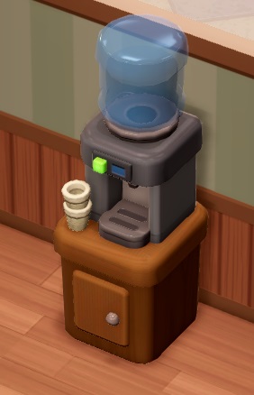Een kastje met de Water Cooler erbovenop: de waterverdeler, met het kenmerkende flesvormige reservoir bovenaan. Links van de Water Cooler staat een stapel kartonnen bekertjes.